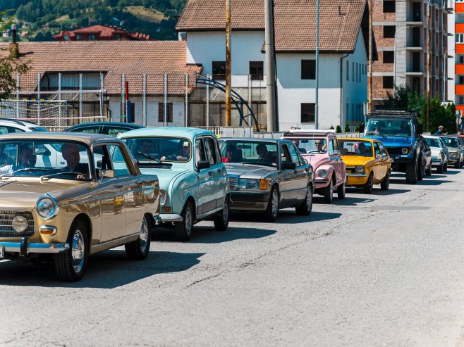 Pale: Smotra četrdesetak oldtajmera privukla veliku pažnju posjetilaca