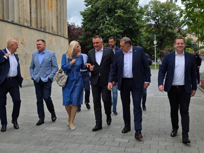 Predsjednik Dodik sa saradnicima u šetnji Banjalukom (FOTO)