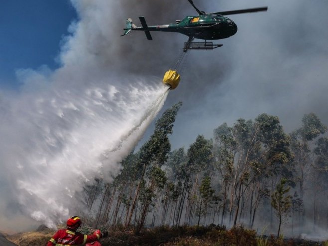 Helikopter za gašenje požara vodom srušio se u Francuskoj (VIDEO)