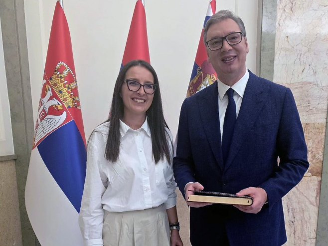 Runićeva Vučiću uručila knjigu izdatu u znak zahvalnosti za pomoć Drvaru
