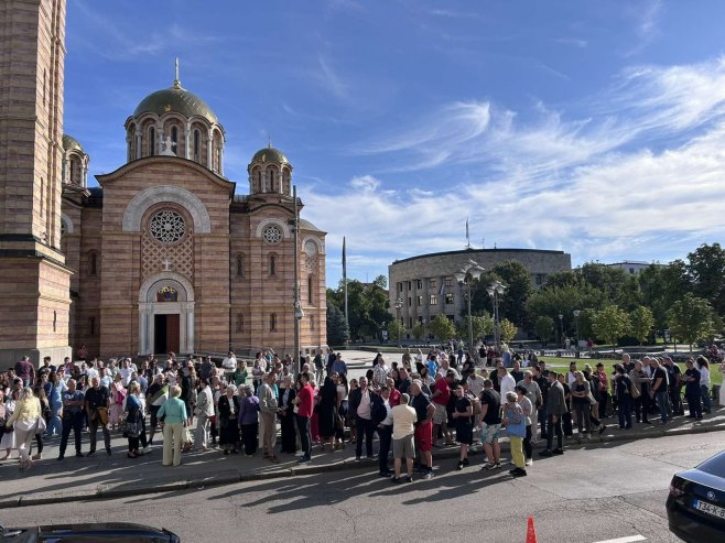 Mještani potkozarskih sela, predstavnici plivačkih klubova i radnici Vodovoda ispred Gradske uprave Banjaluka (FOTO)