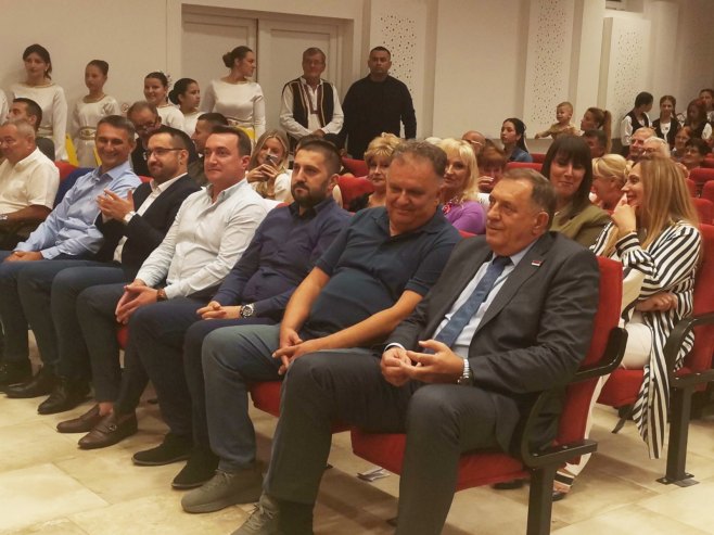 Predsjednik Srpske na koncertu tradicionalne Srpske pjesme u Novoj Topoli (FOTO)