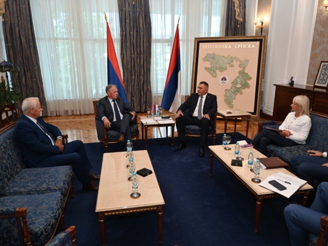 Minić sa predstavnicima logoraša - Foto: RTRS