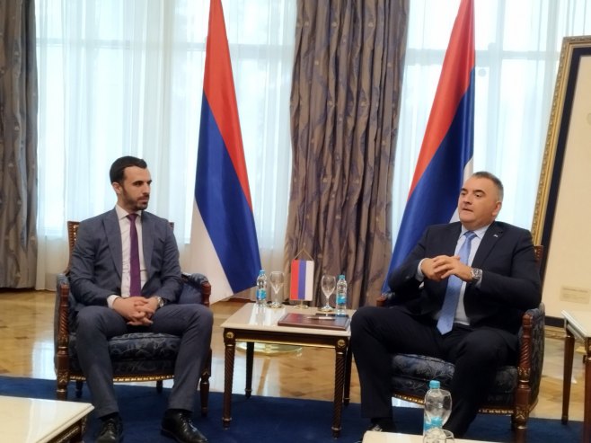 Minić sa predstavnicima Srba iz FBiH Minić sa predstavnicima Srba iz FBiH - Foto: SRNA