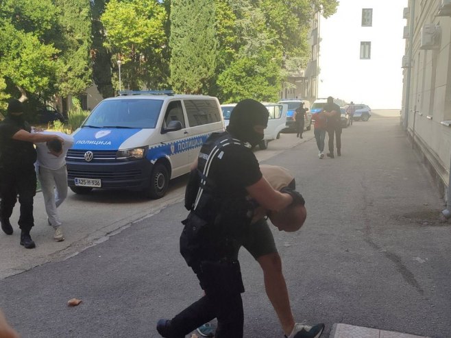 Lica uhapšena u akciji MUP-a Srpske kod Nevesinja sprovedena u OЈT Trebinje (FOTO)