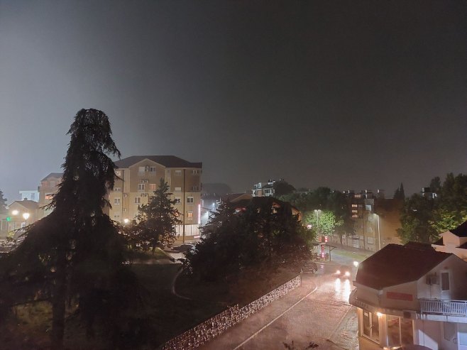 Nevrijeme zahvatilo Trebinje (VIDEO) Nevrijeme zahvatilo Trebinje (VIDEO)
