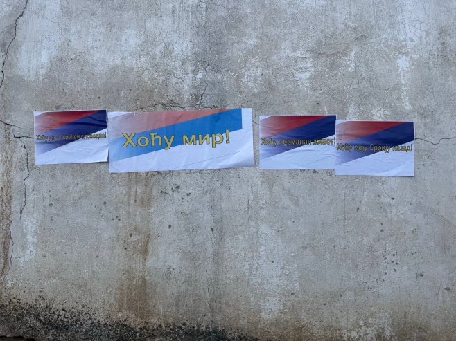U srpskim sredinama na KiM plakati u bojama srpske zastave