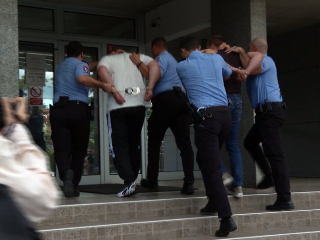 Banjalučani uhapšeni zbog napada na policiju sprovedeni u Okružno javno tužilaštvo (VIDEO)