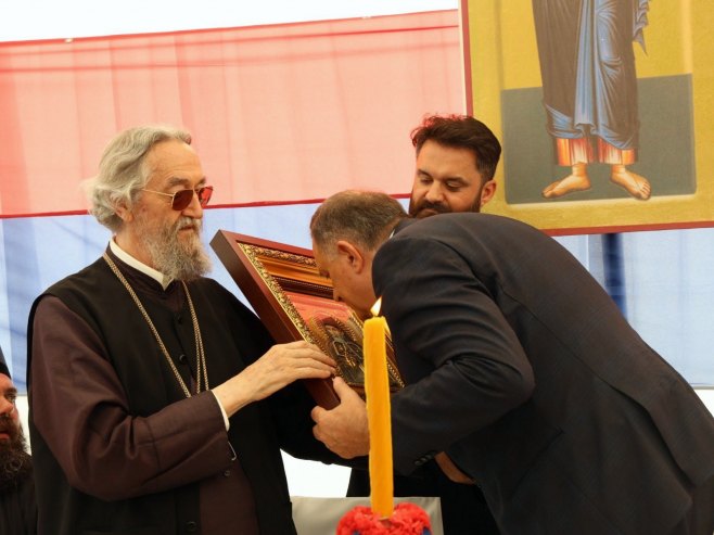 Vladika Јefrem poklonio predsjedniku Srpske ikonu Svetog Platona Banjalučkog