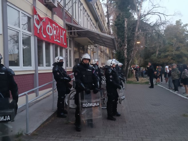 Novi Sad: Dekan ušao na DIF, policija ispred zgrade fakulteta