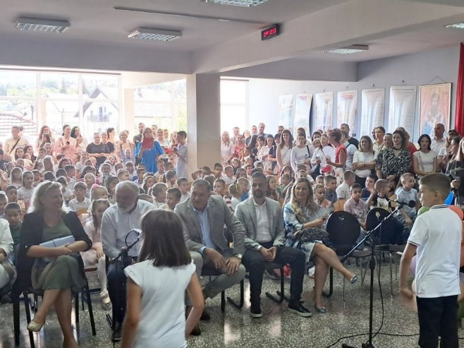 Predsjednik Srpske posjetio OŠ "Sveti Sava" na Laušu; Upriličen kulturno-umjetnički program (FOTO)