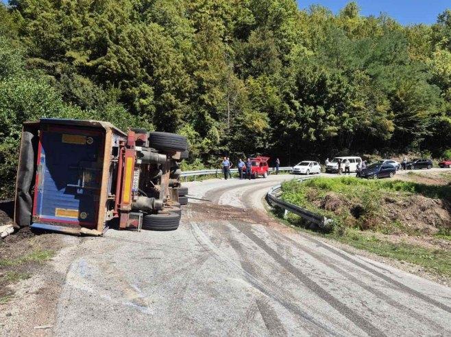 Saobraćajna nezgoda na putu Tjentište-Foča Saobraćajna nezgoda na putu Tjentište-Foča - Foto: RTRS