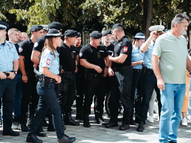 Protest policajaca pred Osnovnim sudom u Banjaluci zbog napada na službena lica (FOTO)