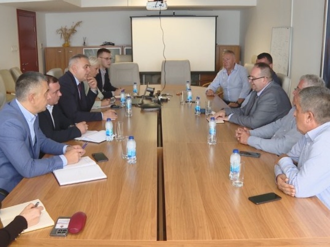 Minić sa prevoznicima Minić sa prevoznicima - Foto: RTRS