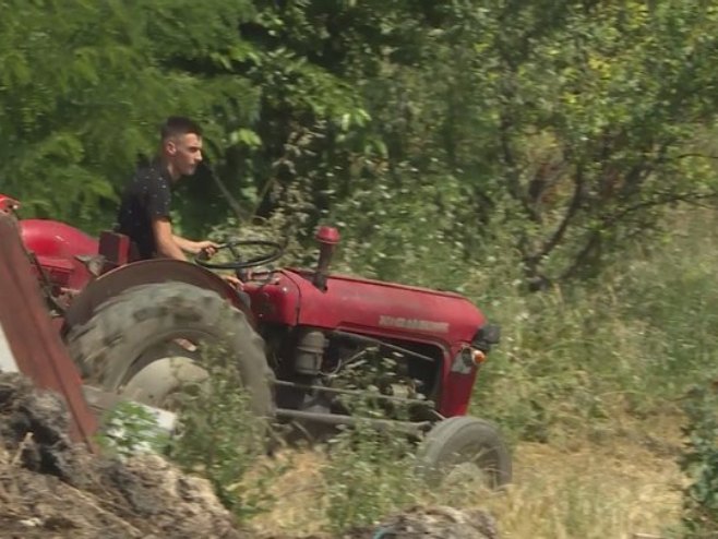 Radovi na selu Radovi na selu - Foto: RTRS