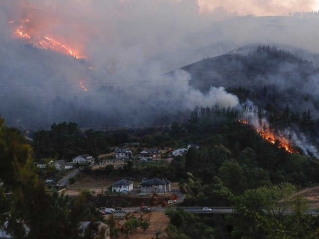 Požar u Španiji (foto: EPA/ELISEO TRIGO) - 