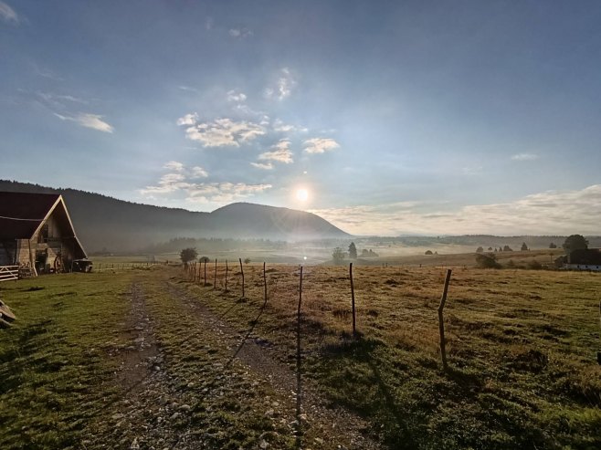 Sunčanije u većini predjela, na sjeveroistoku i istoku slaba kiša