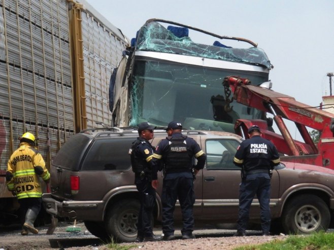 Meksiko: Najmanje 10 osoba poginulo, preko 60 povrijeđeno kada je voz naletio na autobus (VIDEO)