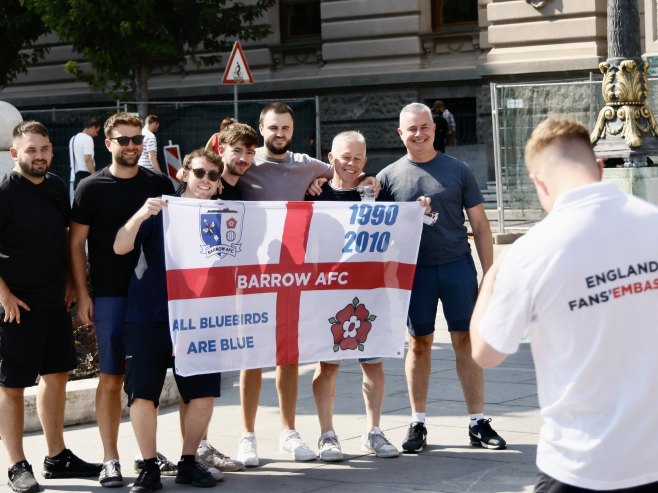 Navijači Engleske se okupljaju u centru Beograda pred utakmicu protiv Srbije (FOTO)