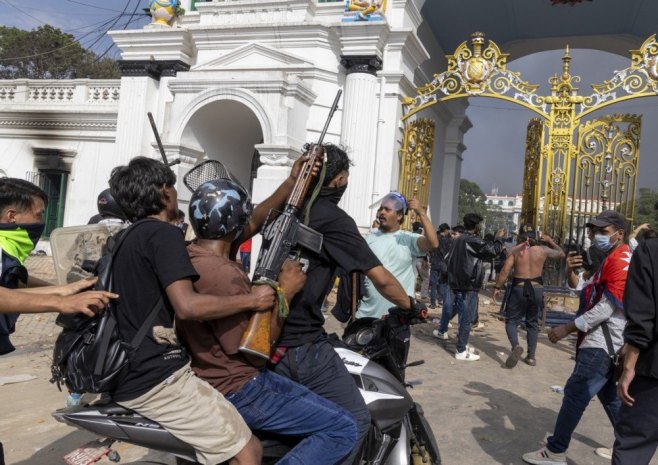 Protesti u Nepalu: Spaljena supruga bivšeg premijera, trojica policajaca linčovana (VIDEO)