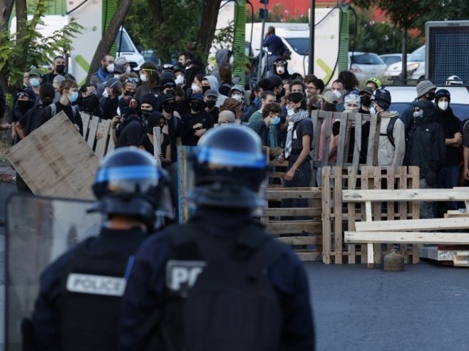 Francuska policija (Foto: EPA/GUILLAUME HORCAJUELO) Francuska policija (Foto: EPA/GUILLAUME HORCAJUELO) -