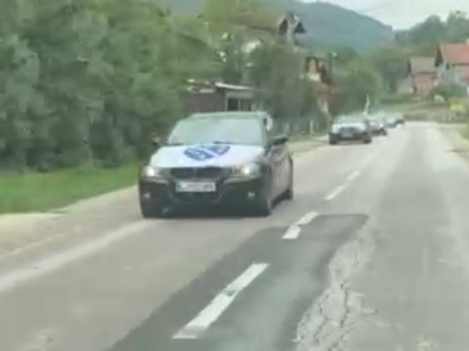Vozuća, vozila sa ratnim zastavama tzv. Armije BiH Vozuća, vozila sa ratnim zastavama tzv. Armije BiH - Foto: RTRS