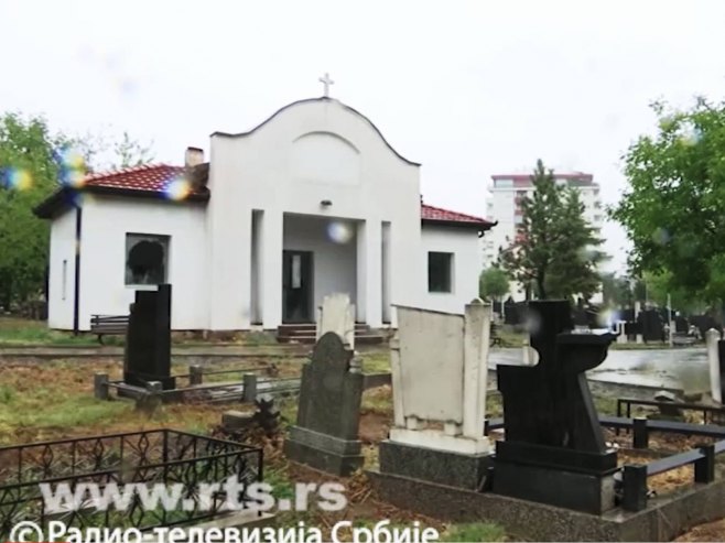 Oskrnavljena kapela na pravoslavnom groblju u Prištini