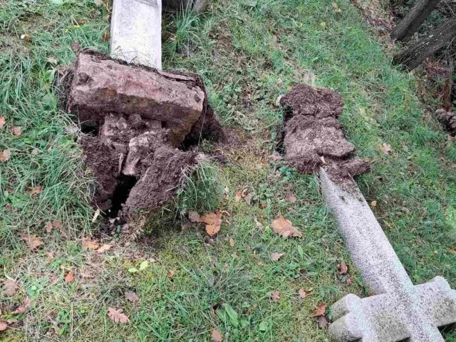 U selu Pečuj pored Zenice na pravoslavnom groblju srušeno 60 krstova (FOTO)
