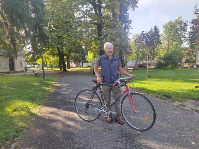Radoslav Ivanović ima 93 godine i biciklom prelazi stotine kilometara u humanoj misiji