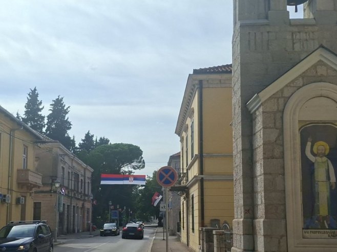 Zastave Republike Srpske i Srbije povodom Dana srpskog jedinstva, slobode i nacionalne zastave (FOTO)