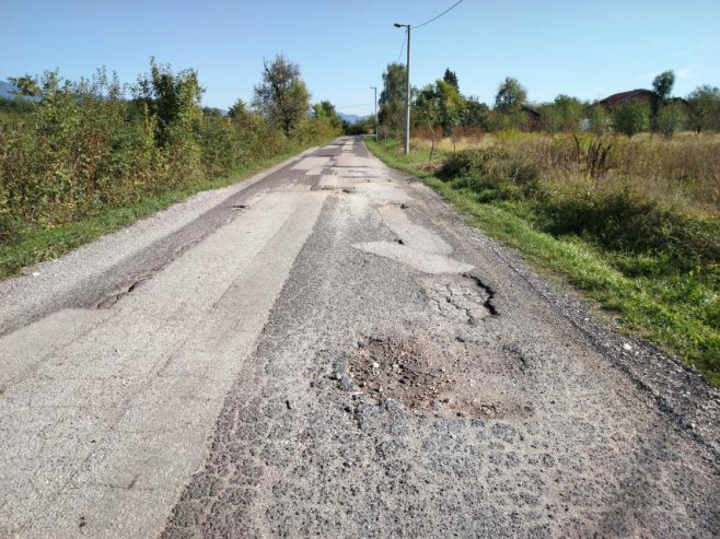 Šibarević: Mještani sami saniraju rupe na putu u Piskavici