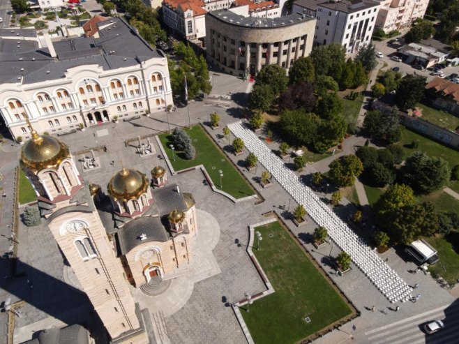Simbolično postavljeno 1.616 praznih stolica za nestale borce i civile u Republici Srpskoj Simbolično postavljeno 1.616 praznih stolica za nestale borce i civile u Republici Srpskoj - Foto: ZIPAPHOTO/Borislav Zdrinja