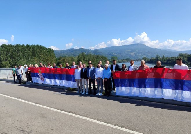 Spajanje zastava opštine Bratunac i Ljubovija - Drina nije granica, već kičma srpkog naroda (FOTO)