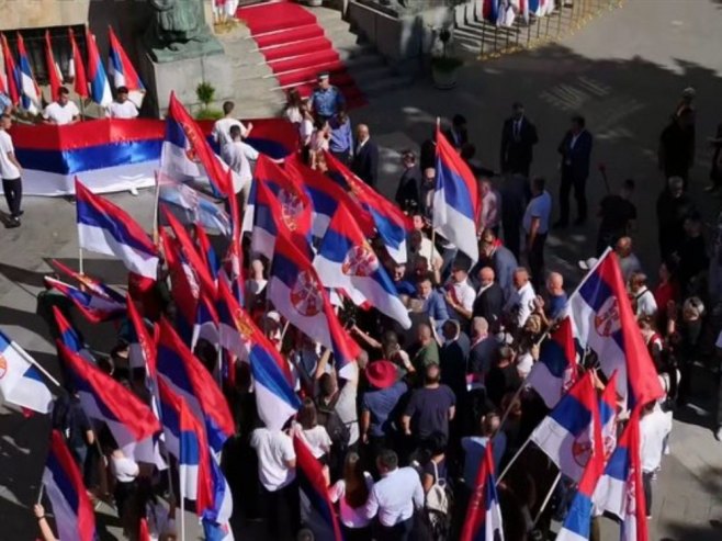 Razvijena zastava duga 120 metara ispred Palate Republike; Dodik: Danas svi zajedno slavimo veliki praznik (VIDEO)