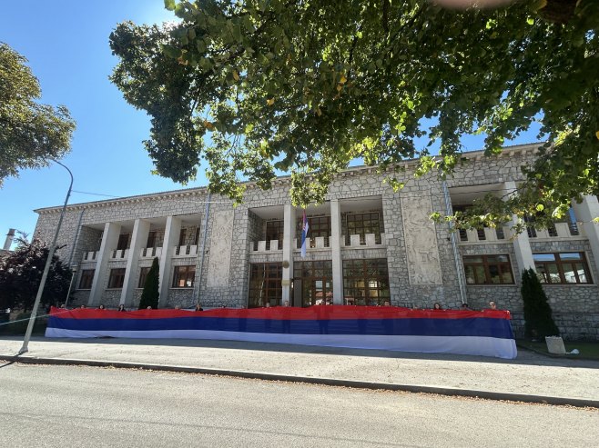 U Drvaru razvijena srpska trobojka duga 50 metara