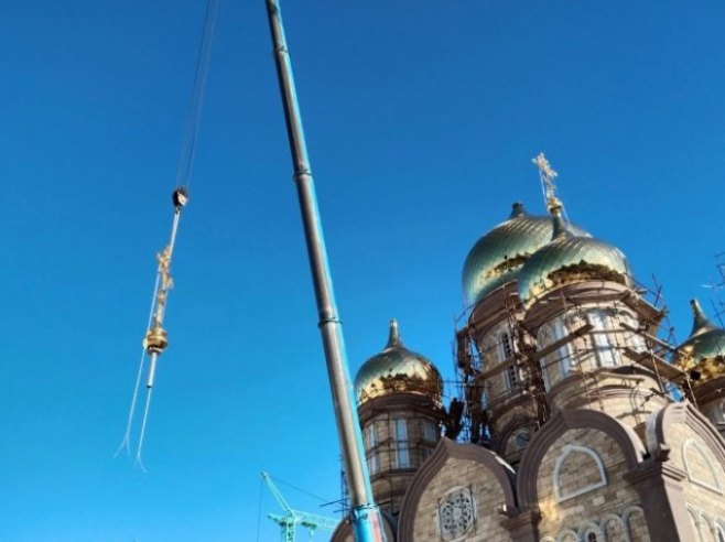 Postavljanje krstova na Hramu Preobraženja Gospodnjeg u Banjaluci (VIDEO)