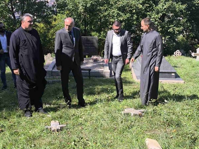 Egić posjetio pravoslavno groblje u Pečuju koje su oštetili vandali (FOTO)
