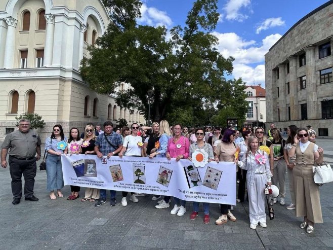 Banjaluka: Mirni protest zaposlenih u Centru za predškolsko vaspitanje i obrazovanje (FOTO)