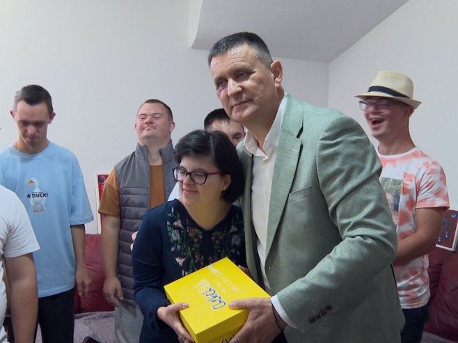 Ćajić poklonio patike članovima Daun sindrom centra Banjaluka