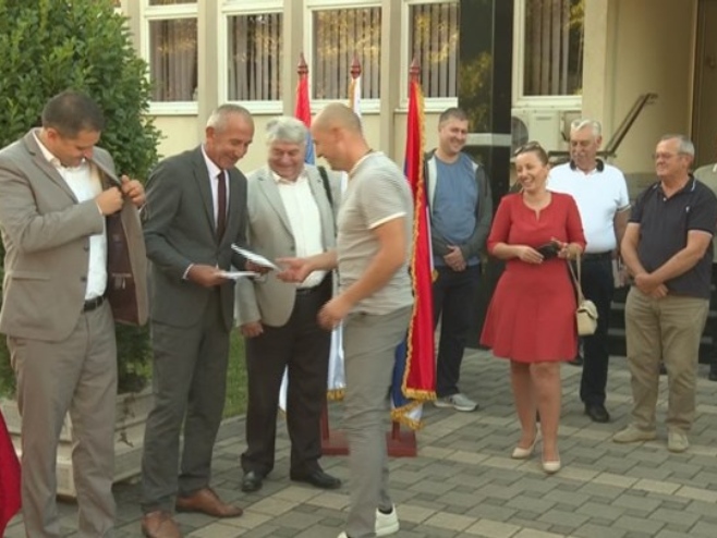 Građanima Čelinca podijeljen primjerak Dejtonskog sporazuma: Cilj da svaka kuća dobije dokument