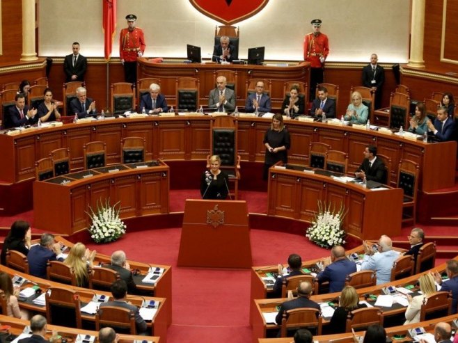 Haos u albanskom parlamentu zbog AI ministarke (VIDEO)