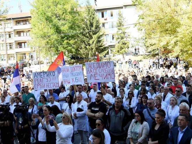 Pripadnici tzv. kosovske policije upali u KBC Kosovska Mitrovica, Srbi protestovali ispred zgrade (VIDEO)