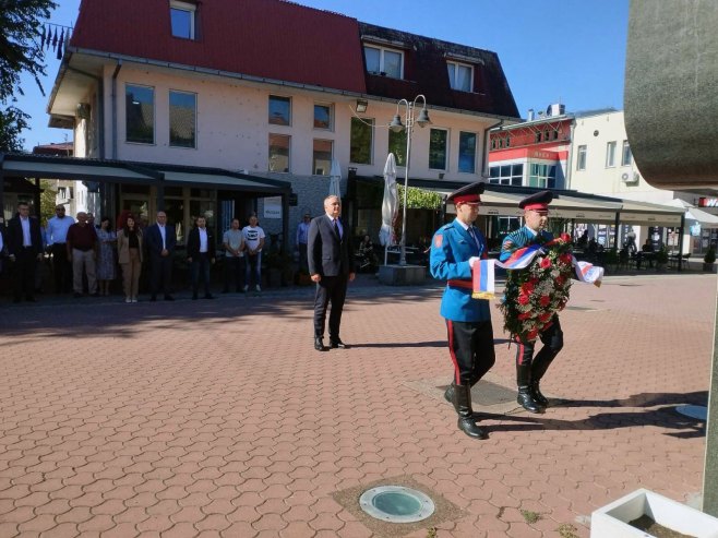 Minić u Šamcu - Položio vijenac na centralno spomen-obilježje