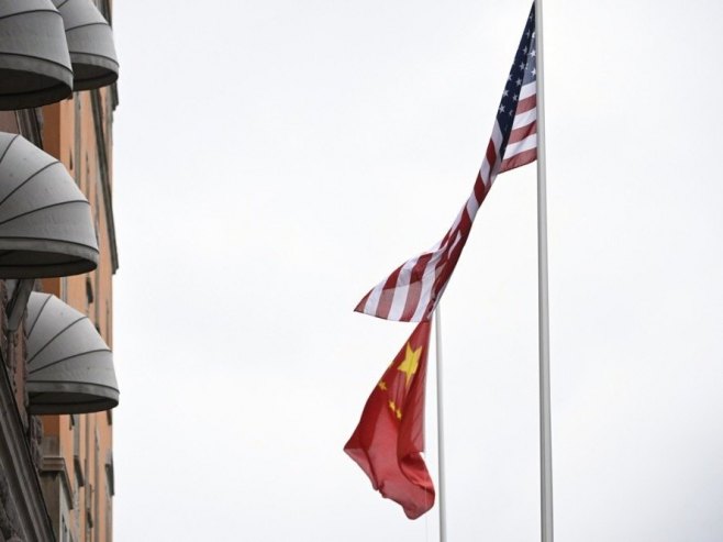Zastave Kine i Amerike (foto: EPA/FREDRIK SANDBERG) - 