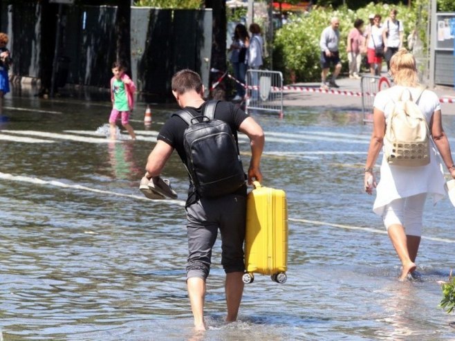 Poplave u Komu (foto: EPA/MATTEO BAZZI - ilustracija) - 