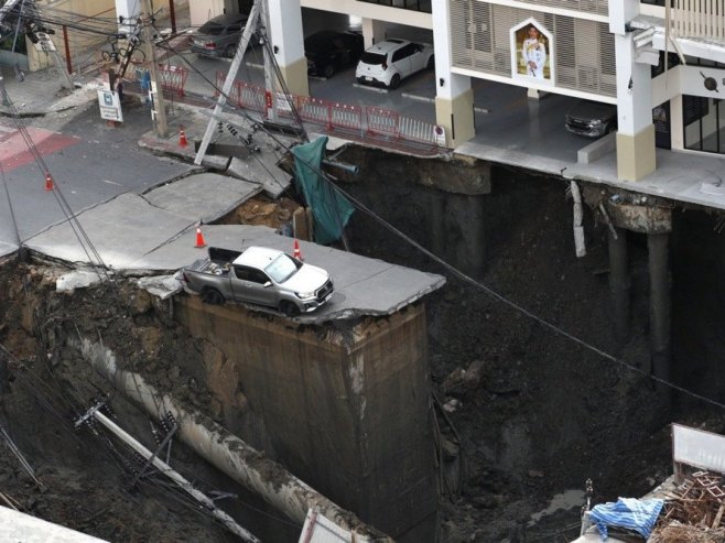 Ogromna rupa se otvorila ispred bolnice u Bangkoku (Foto: EPA/RUNGROJ YONGRIT) - 