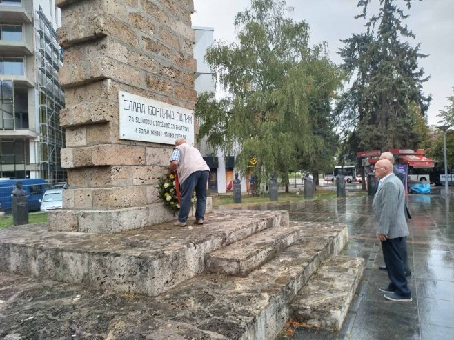 Položen vijenac na Spomenik palim borcima NOR-a - Foto: SRNA