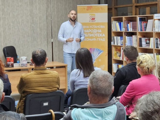 Mrkonjić Grad: Promovisan roman "Orahovac rovovima omeđen" - borba za nezaborav
