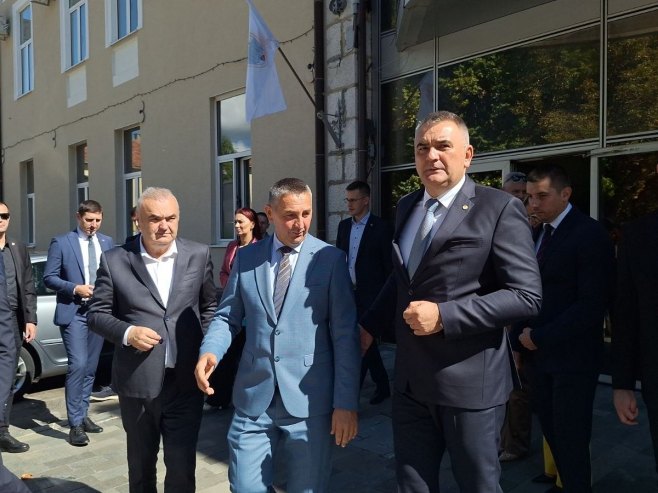Minić sa ministrima u Ljubinju - Foto: RTRS