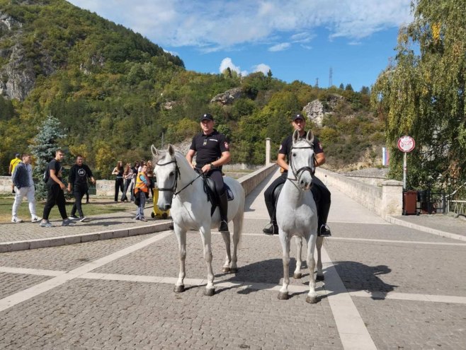 Policijska konjica u Višegradu - Foto: RTRS